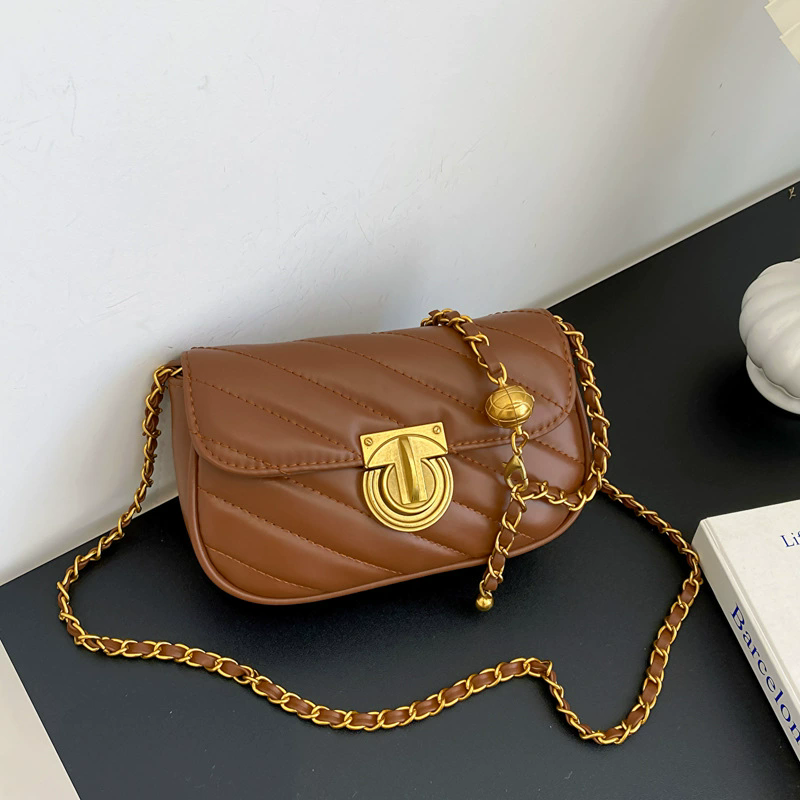 Mini bolso con cadena dorada