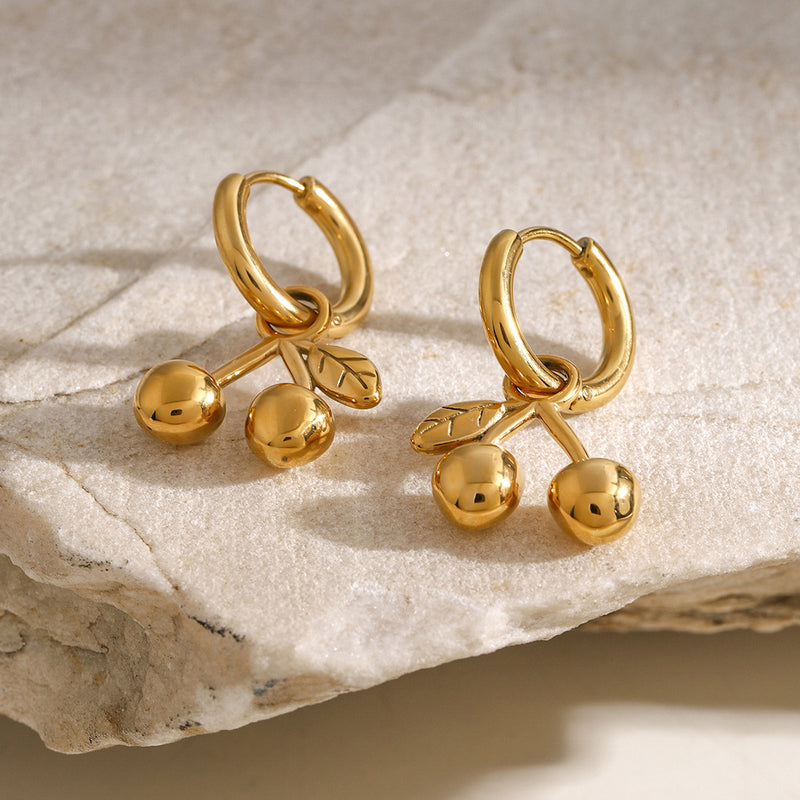 Aretes pequeños con diseño de cerezas