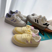 Tenis casuales con líneas