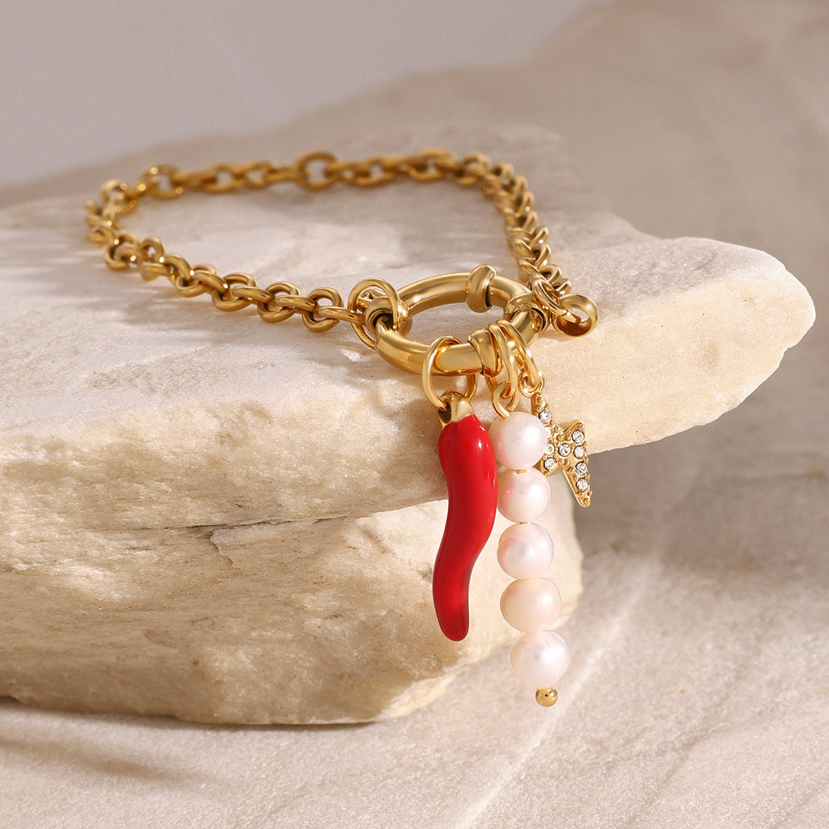 Pulsera dorada con dije - Dressygt