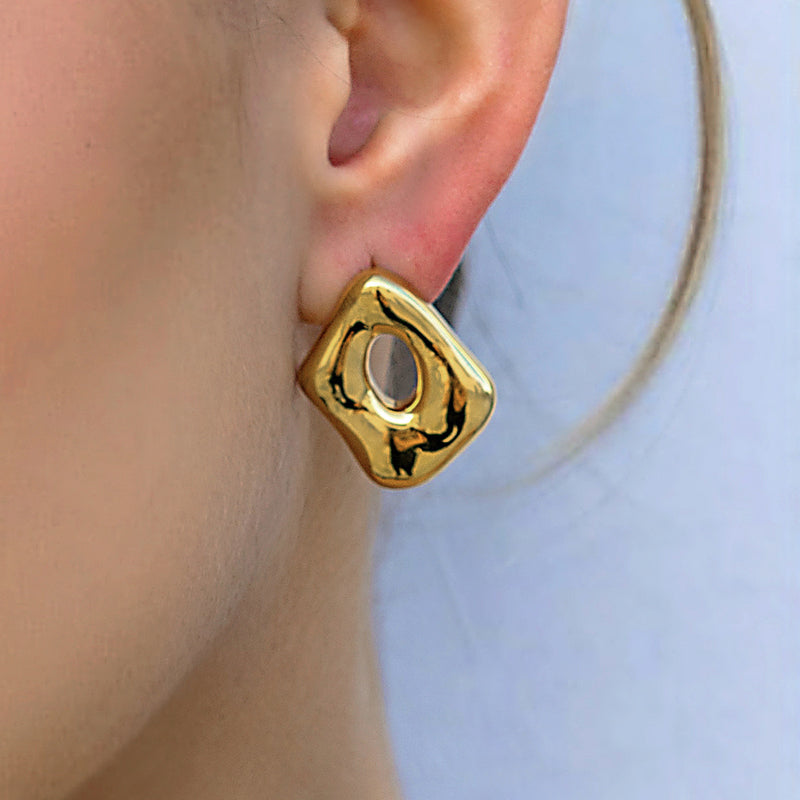 Aretes dorados cuadrados