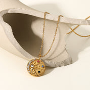 Collar con diseño de sol y luna