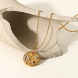 Collar con diseño de sol y luna