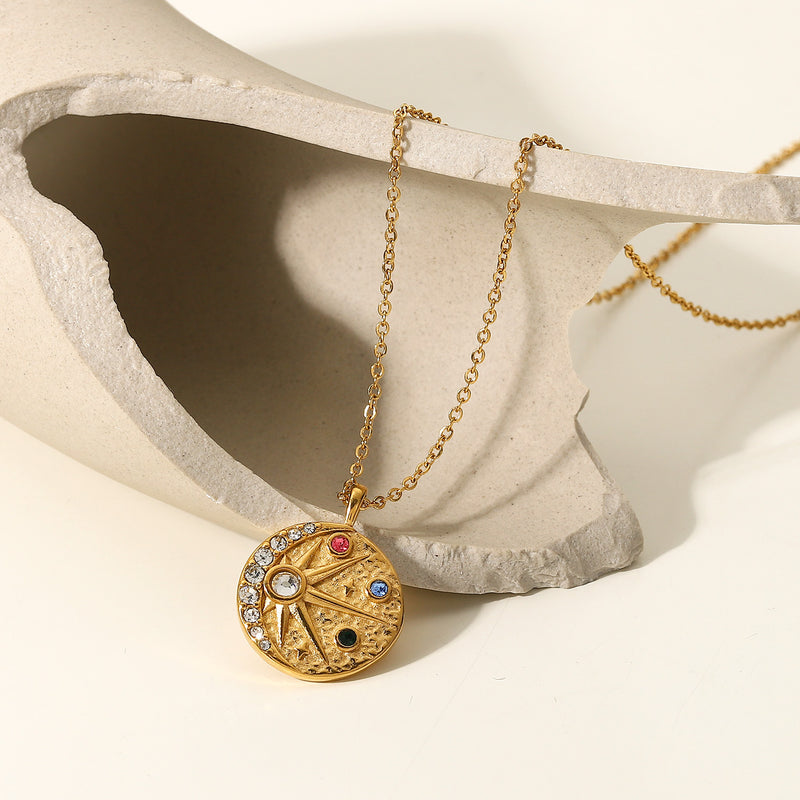 Collar con diseño de sol y luna
