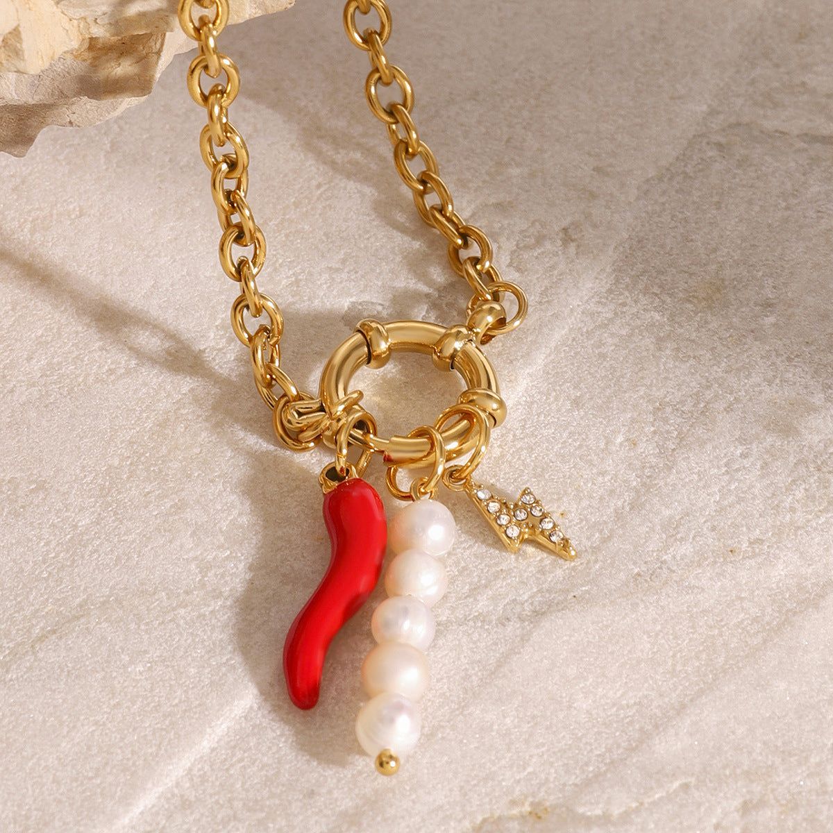 Pulsera dorada con dije - Dressygt