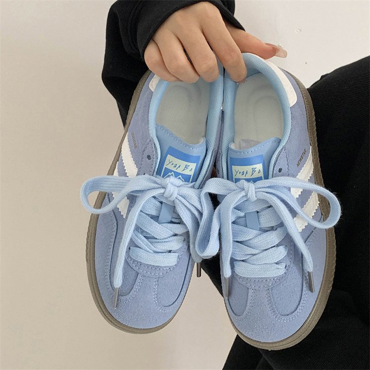 Sneakers casuales con líneas