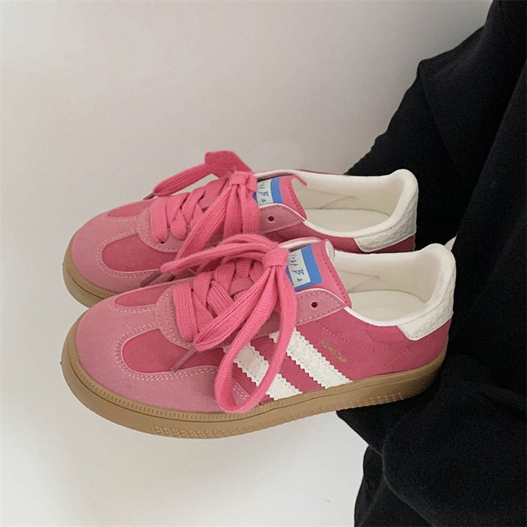 Sneakers casuales con líneas