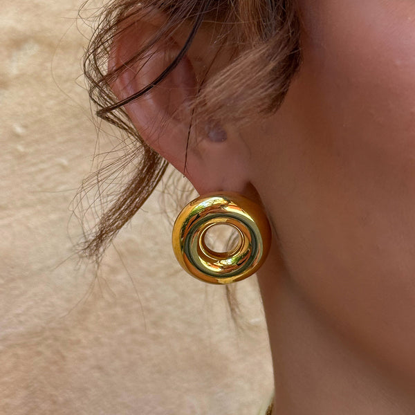 Aretes dorados con diseño de donas