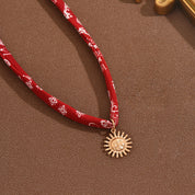 Collar choker con pañuelo rojo y dije sol dorado - Dressygt