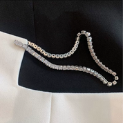 Mini falda con abertura y decoracion de diamantes