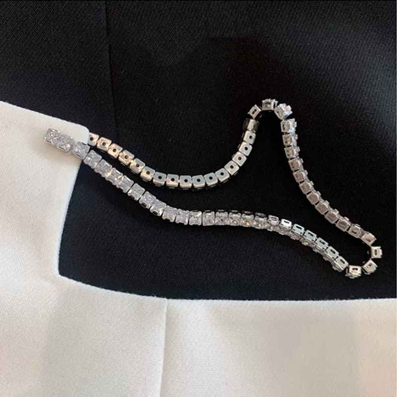 Mini falda con abertura y decoracion de diamantes