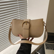 Cartera con hebilla grande