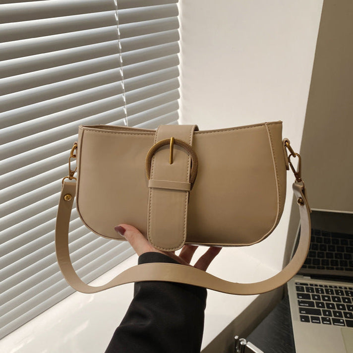 Cartera con hebilla grande