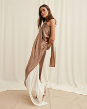 Vestido de satín con cuello halter