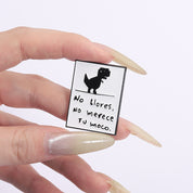 Pin decorativo de dinosaurio con frase