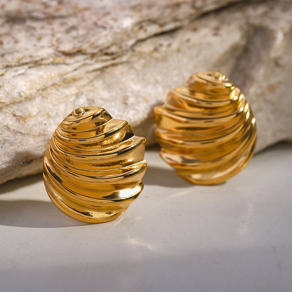 Aretes dorados elegantes