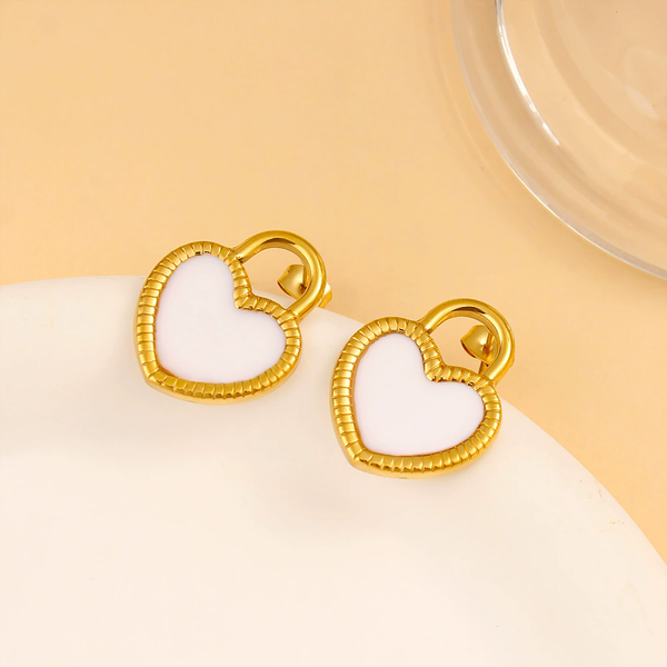 Aretes con diseño de corazón blanco