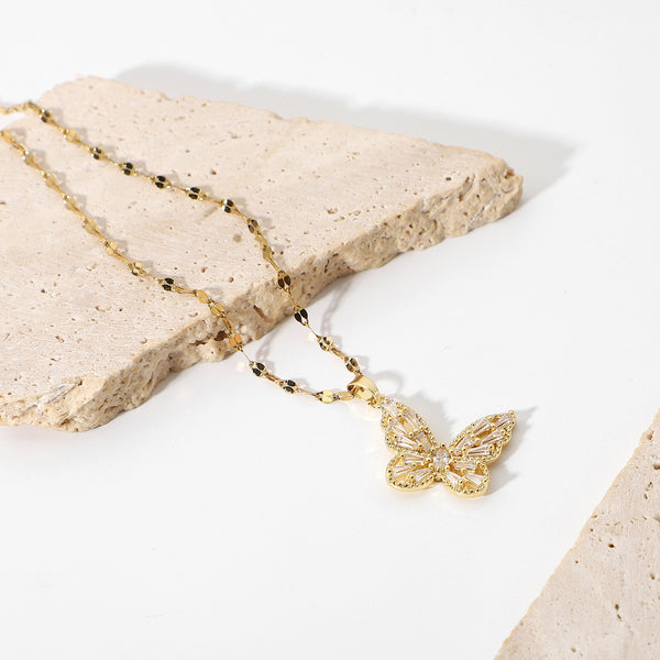 Collar dorado con dije de mariposa