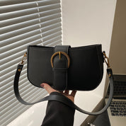 Cartera con hebilla grande