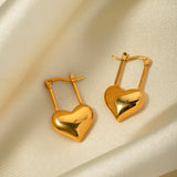 Aretes pequeños con diseño de corazón