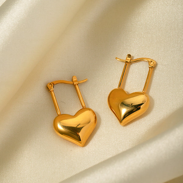 Aretes pequeños con diseño de corazón