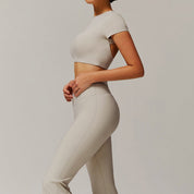 Conjunto deportivo flare con crop top manga corta - Dressygt