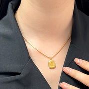 Collar con dije cuadrado