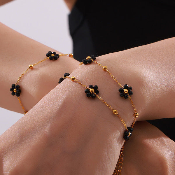 Pulsera dorada con flores