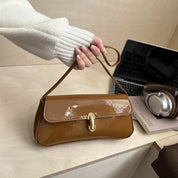 Bolsa de hombro efecto charol