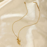 Collar con dije de rosa
