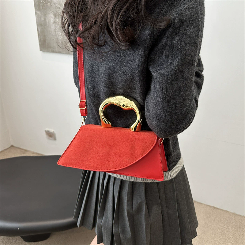 Bolso con agarrador dorado