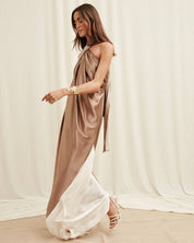 Vestido de satín con cuello halter