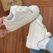 Tenis con bordado de Hello Kitty