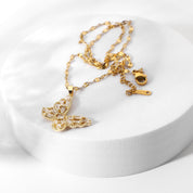 Collar dorado con dije de mariposa