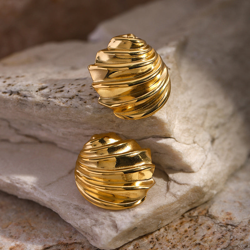 Aretes dorados elegantes