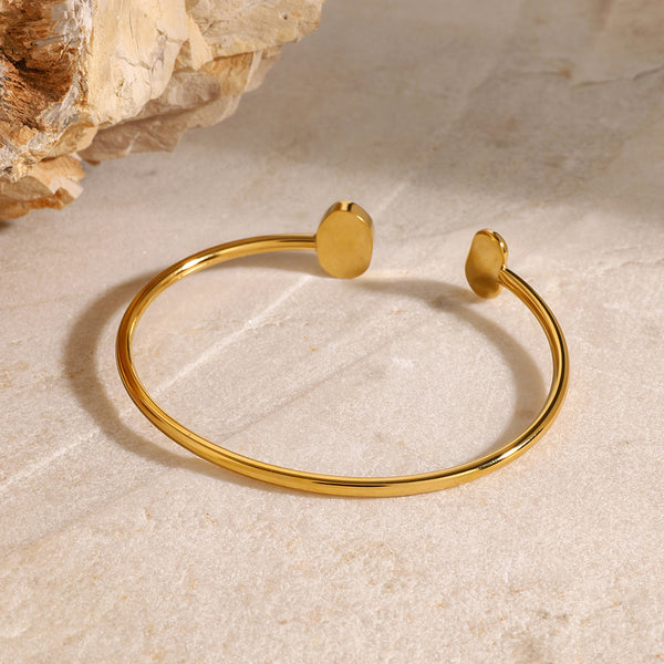 Pulsera dorada con perla