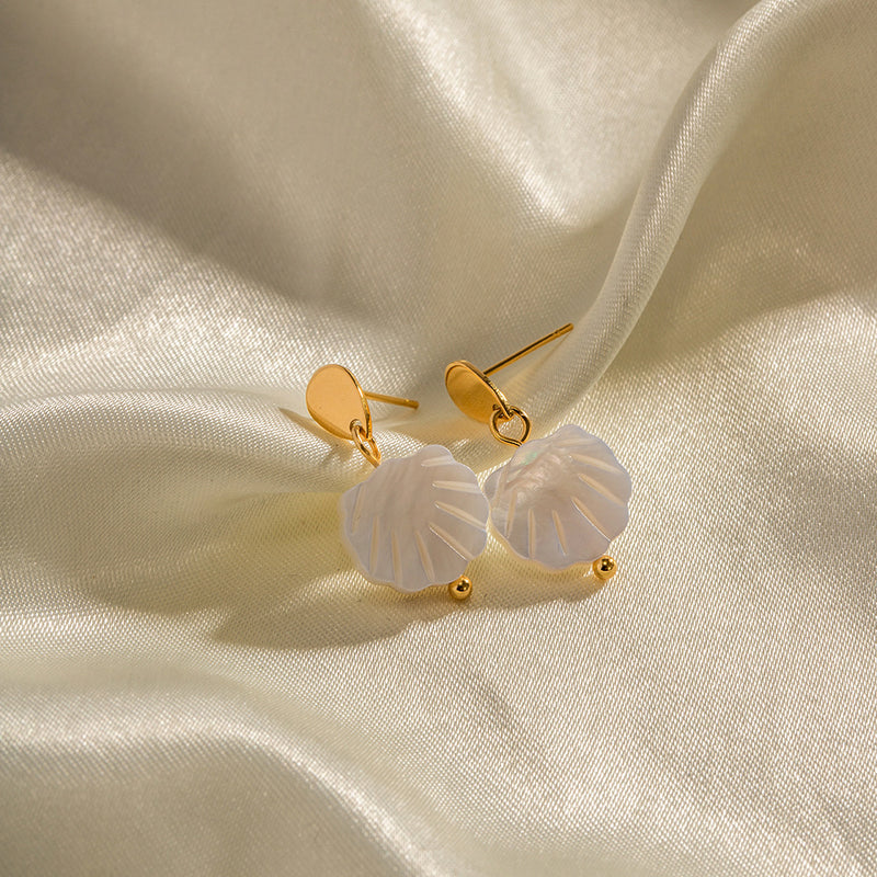 Aretes colgantes con diseño de concha