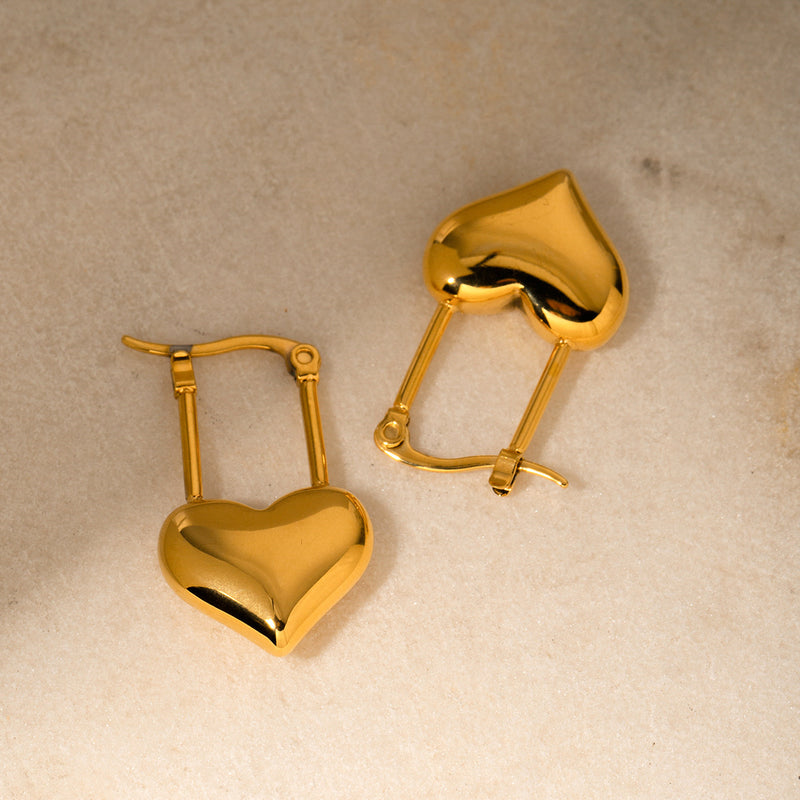 Aretes pequeños con diseño de corazón