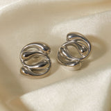 Aretes con diseño entrelazados