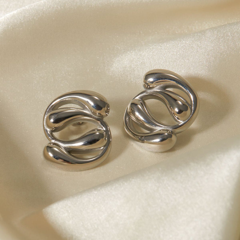 Aretes con diseño entrelazados