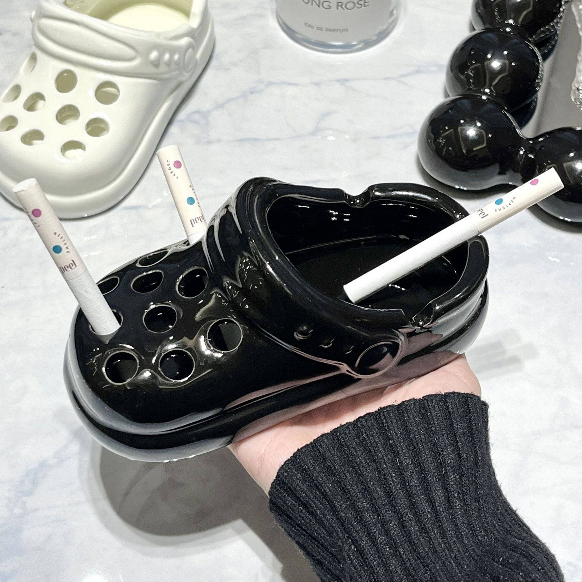 Cenicero con diseño de crocs - Dressygt
