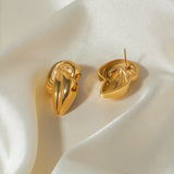 Aretes dorados con diseño de nudo