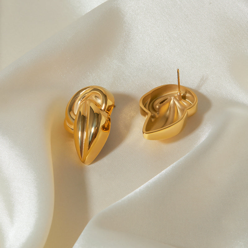 Aretes dorados con diseño de nudo