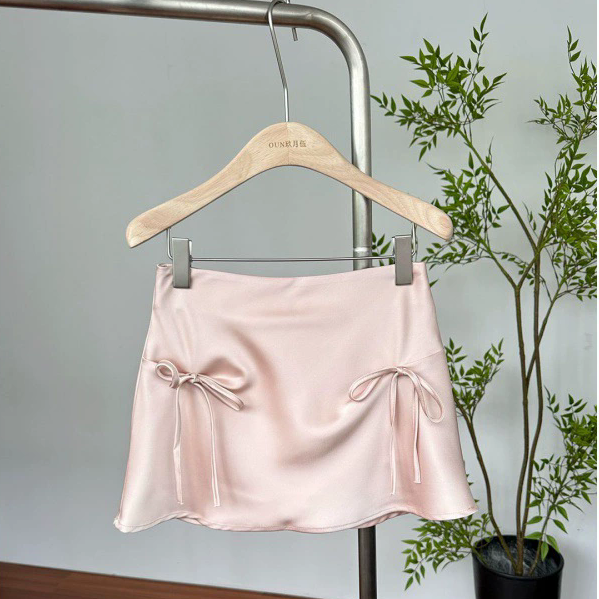 Mini falda de satín con moños