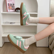 Sneakers casuales con líneas