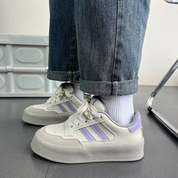 Tenis casuales con líneas