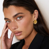 Aretes dorados elegantes