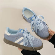 Sneakers casuales con líneas
