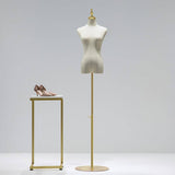 Maniquí clásico dorado
