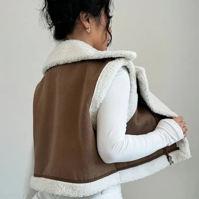 Chaleco estilo crop con interior afelpado
